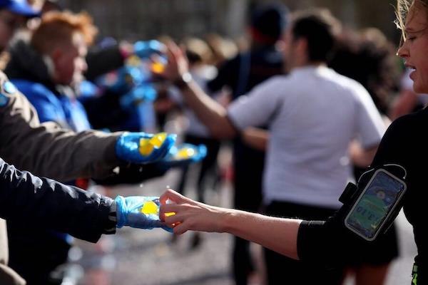 Ooho Lucozade sachets handed out at the London Marathon